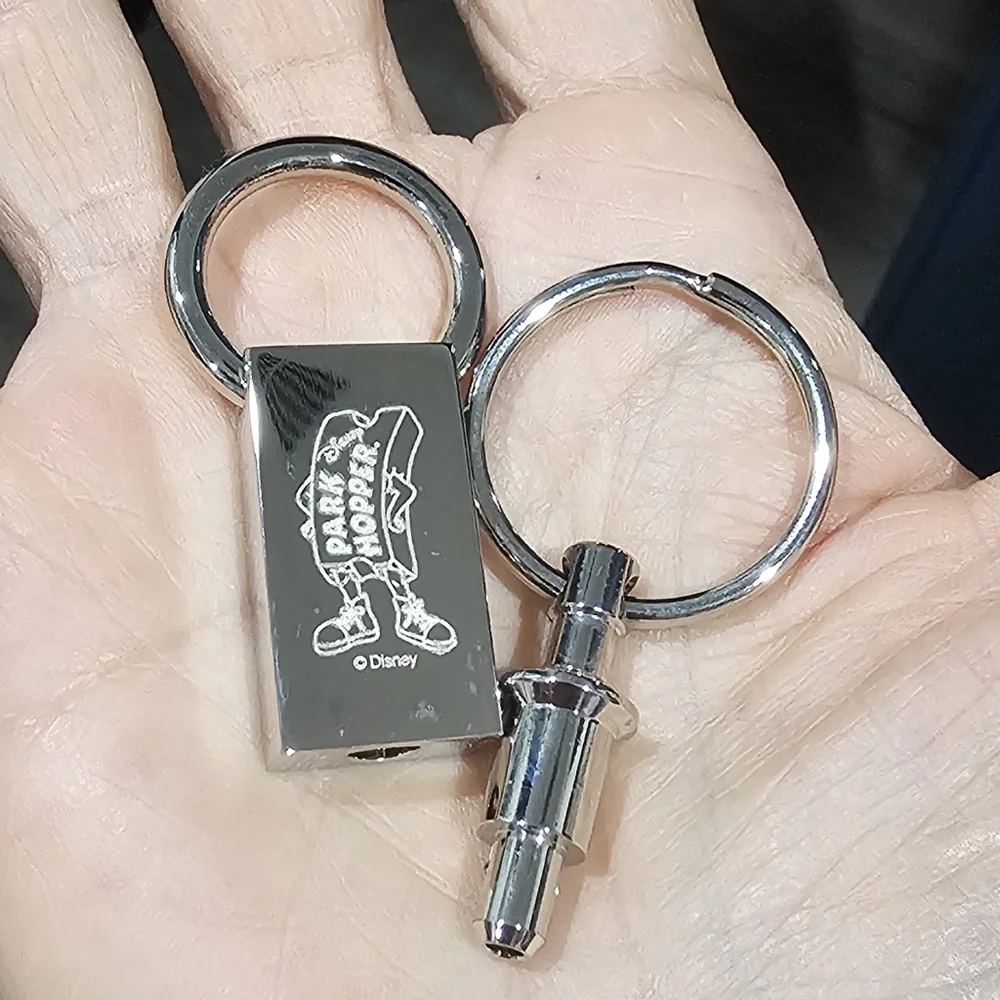 RARE DISNEY CHARACTER - Park Hopper Walkaround Key Ring Detachable  90s